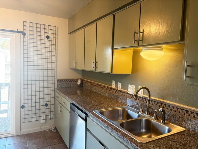 Building Photo - 620 S 1st St