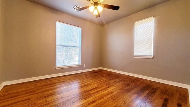 Building Photo - 300 E Kittyhawk Dr