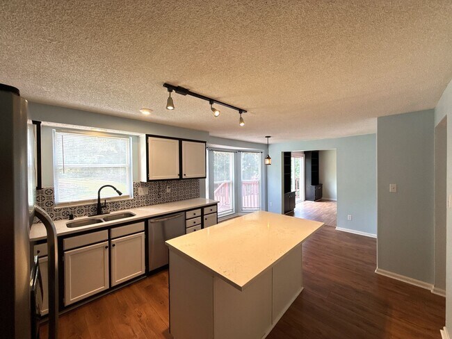 Building Photo - 3-Bedroom Home Close to Ballantyne!