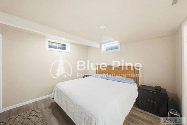 Building Photo - 407 Valley Dr