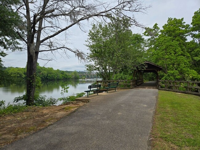 Building Photo - FOR RENT with a Riverview!