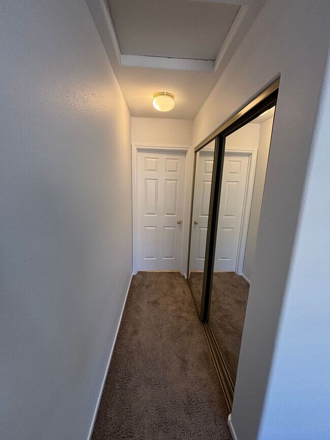 Building Photo - *GREAT TOWNHOME IN GATED "SILVERADO RANCH COMMUNITY!!"