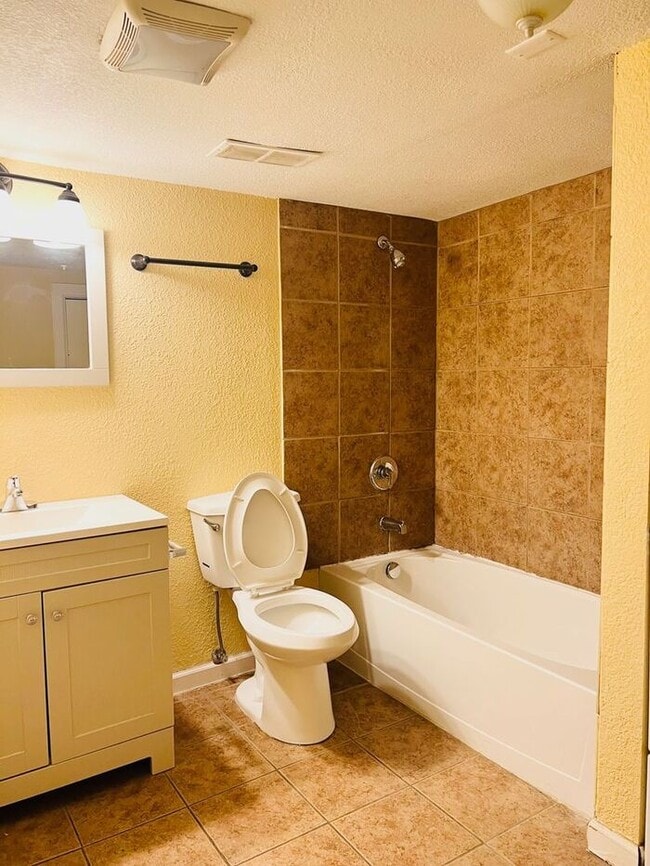 Building Photo - 4 bedroom, 2 Bath Duplex with 1 car detached garage Close to Downtown Greeley, CO