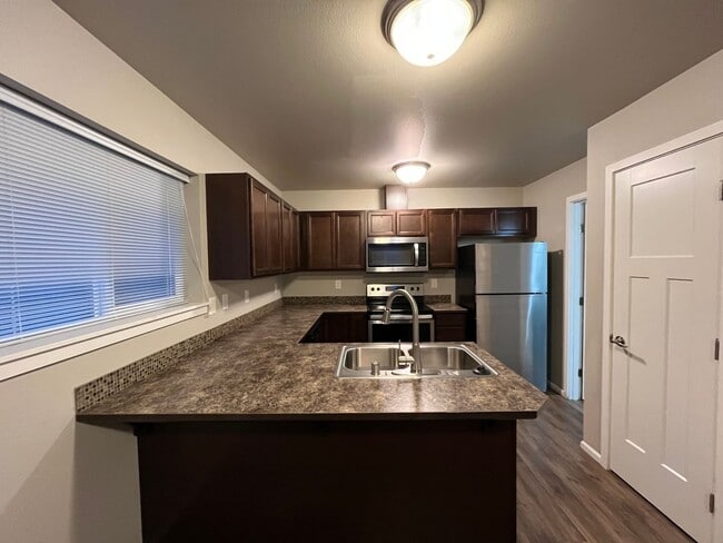 Building Photo - Townhouse Style 3 Bedroom
