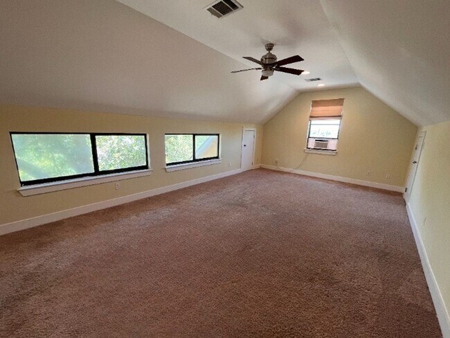 Building Photo - 5bed/3bath house in North Campus
