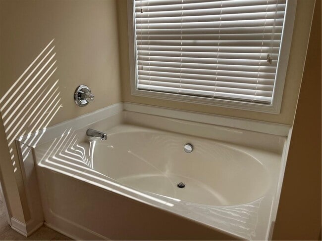 Building Photo - 2279 White Alder Dr NE