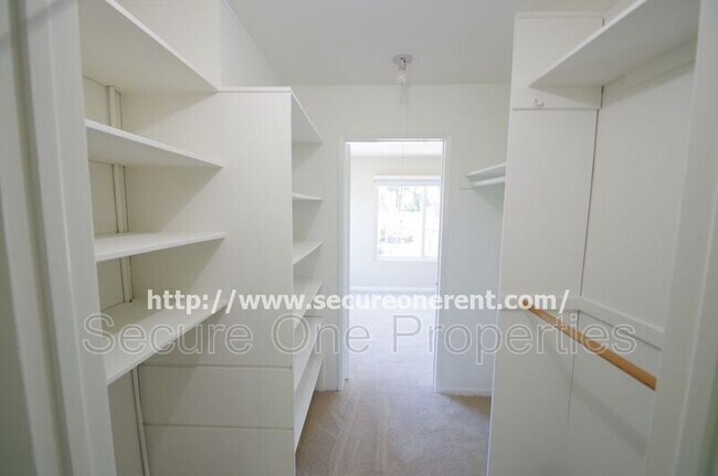 Building Photo - 5827 Fairhaven Ave