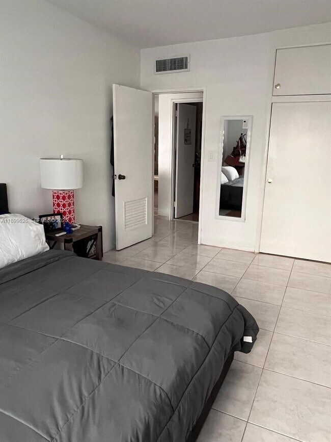 Building Photo - 1880 S Treasure Dr