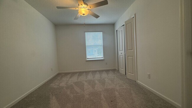 Building Photo - Charming 3BR Townhome with Screened-In Patio