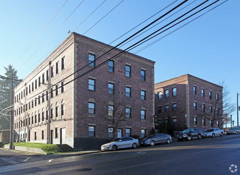Building Photo - Landmark Court Apartments