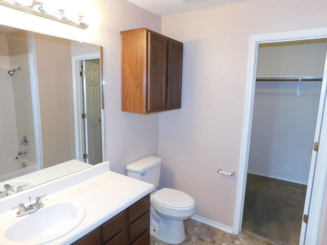 Building Photo - Beautiful, spacious 4 bedroom, 2.5 bath ho...
