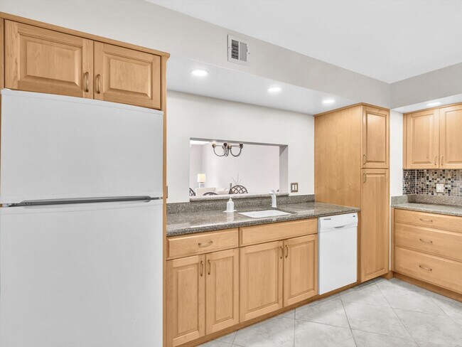 Building Photo - 1150 Hillsboro Mile