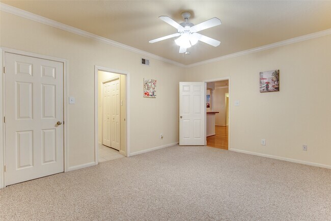 Building Photo - 2255 Braeswood Park Dr