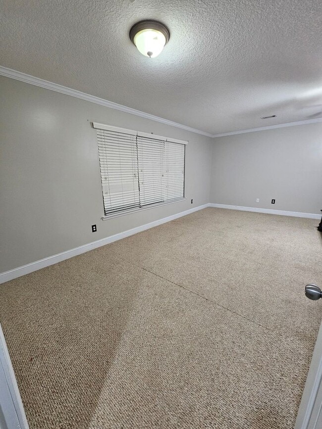 Building Photo - Spacious 5-Bedroom, 3-Bathroom Home for Re...