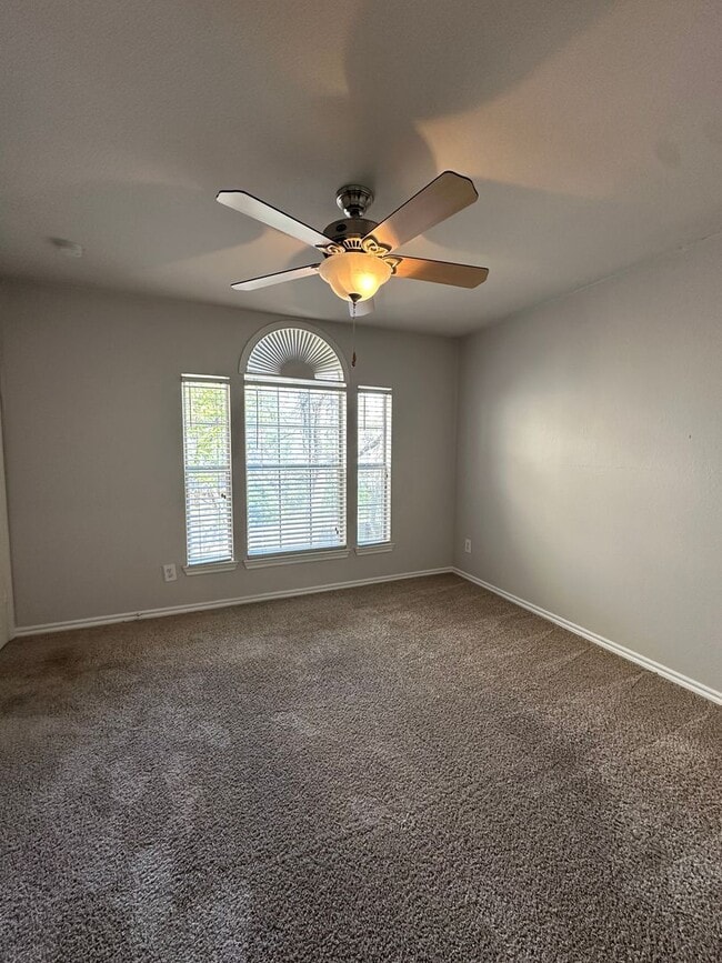 Building Photo - Pointe 360 @ 222 Condominiums - Huge 2 bedroom w attached Garage -  $1295 Rent w Credit - Pool