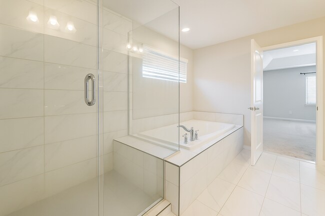 Building Photo - AVAILABLE NOW! Stunning 5-Bedroom Home in ...