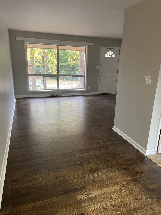 Building Photo - 622 Camrose Dr