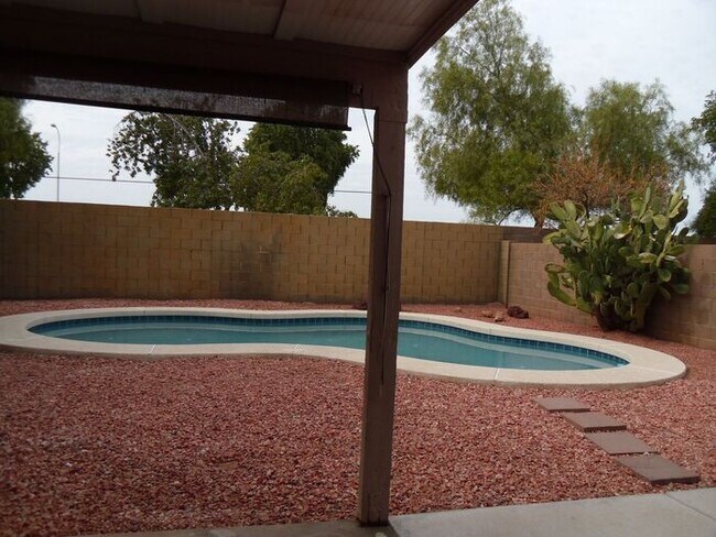 Building Photo - Lovely 4-bedroom, 2-bathroom home located ...