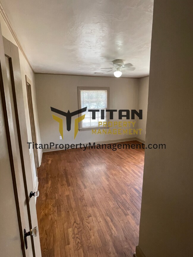 Building Photo - Charming Downtown Apartment