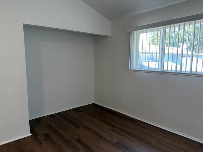 Building Photo - Updated Knollwood Condo with Community Pool