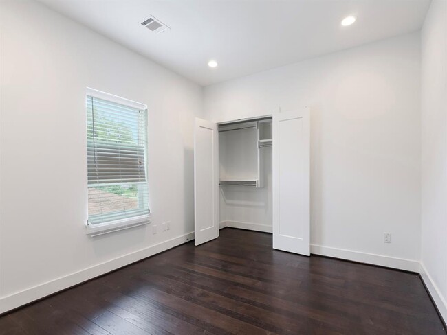 Building Photo - 7706 Jack Oak Ave