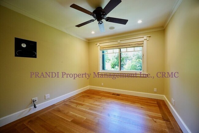 Building Photo - 224 N Almenar Dr