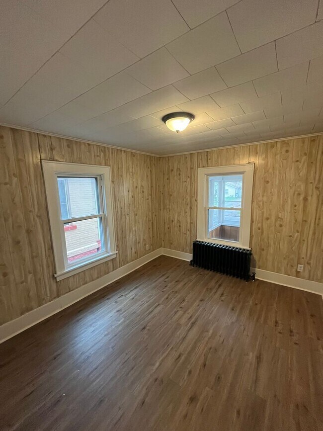 Building Photo - 3-Bed Home w/ Driveway & Enclosed Porches – Convenient Rochester Location