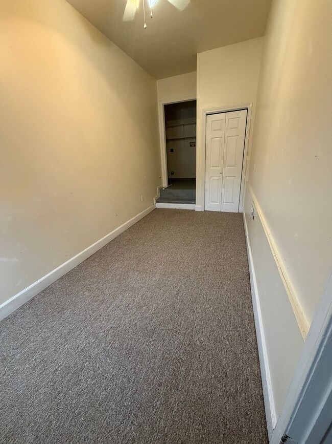 Building Photo - $1300 Move In Special