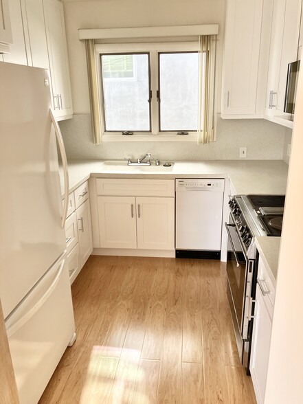 Kitchen - 5214 Pacific Ave