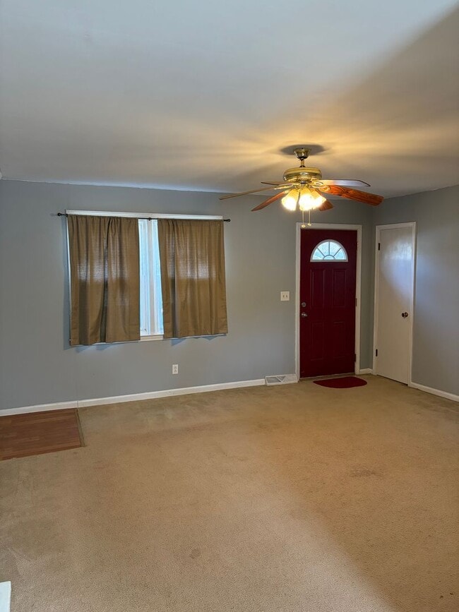 Building Photo - FENCED IN YARD AND LARGE DETACHED TWO CAR GARAGE LOCATED IN THE DESIRED TRAVELERS REST!!!