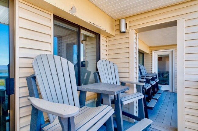 Building Photo - Cedar Lodge 305