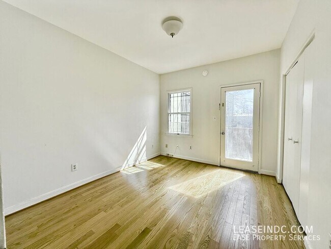 Building Photo - 1239 C St SE