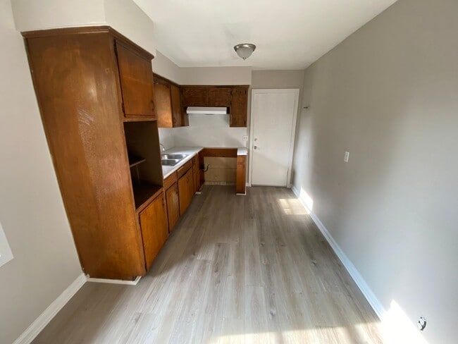 Building Photo - **AVAILABLE NOW**East Columbus 3 Bedroom / 1 Bathroom Home for Rent***