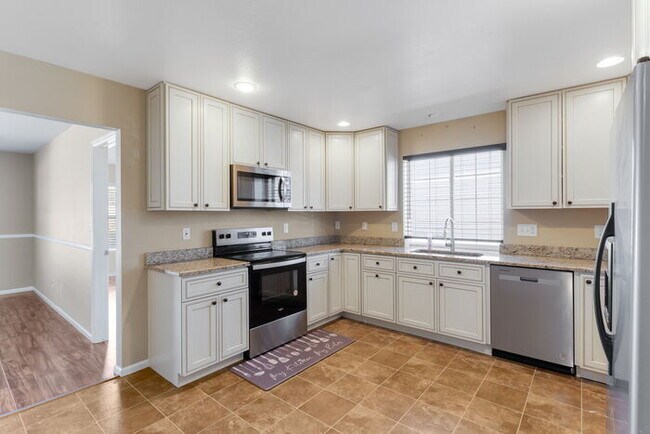 Building Photo - Light and bright 4-bedroom 3 bath beauty i...