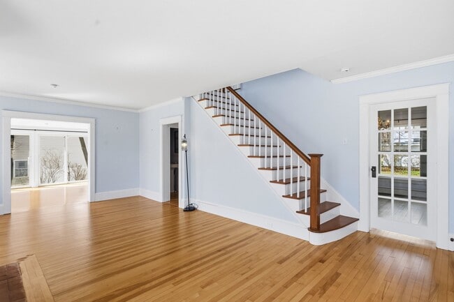 Building Photo - 198 Linden St