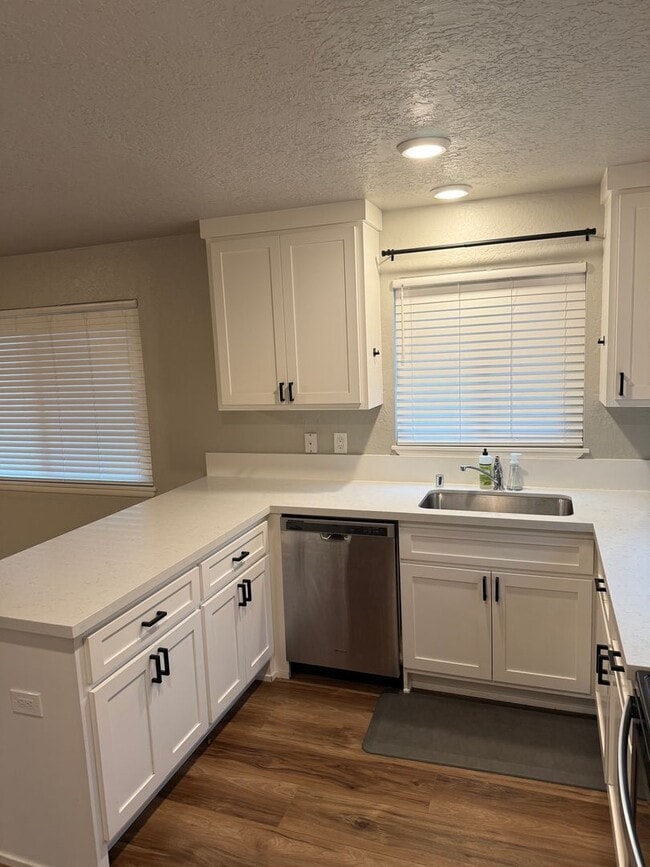 Building Photo - NICE DOWNSTAIRS UNIT WITH 2 BED 1 BATH IN GREAT LOCATION IN AUBUN!