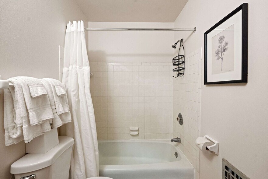 Building Photo - 2601 University Ave