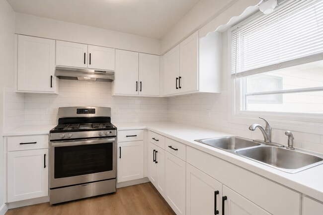 Building Photo - Updated 3 Bed Duplex
