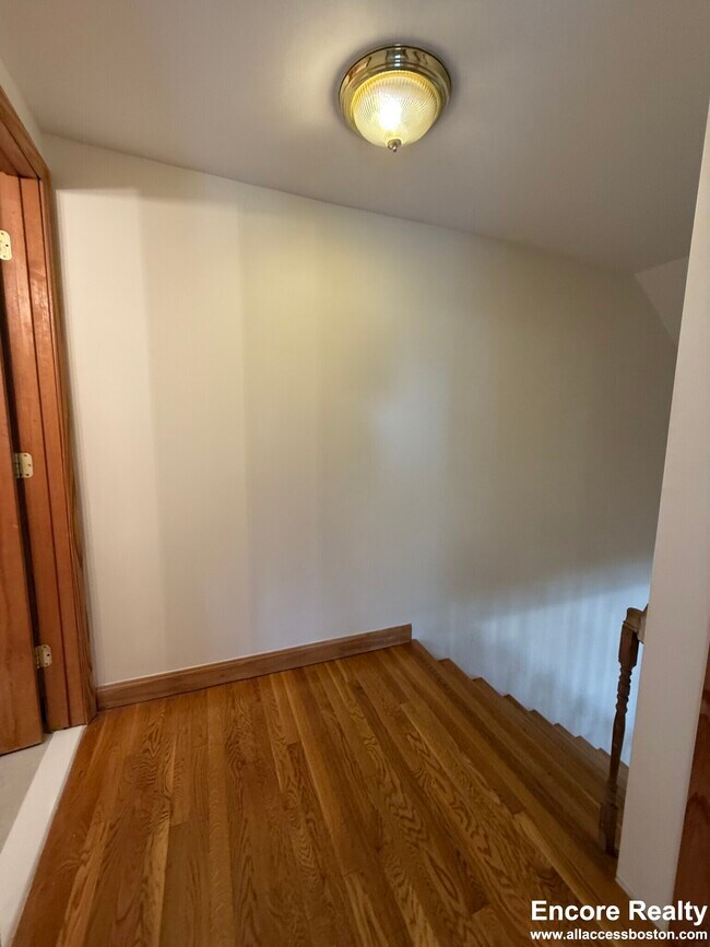 Building Photo - 24 Gardner St