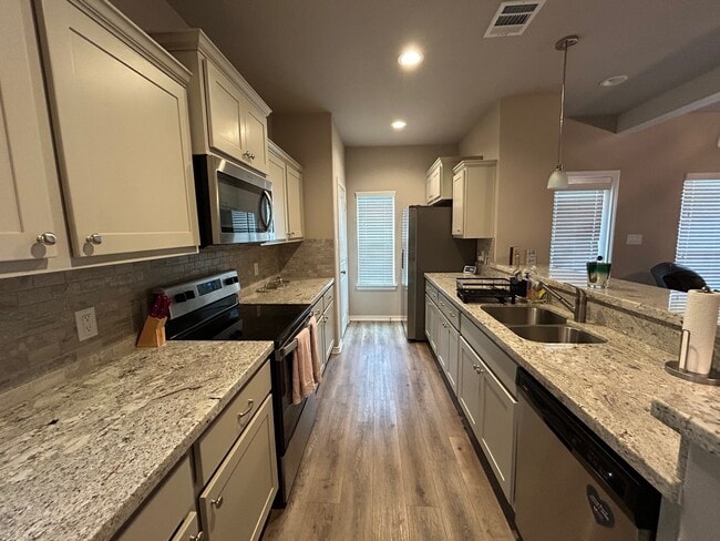 Building Photo - 511 Hayes Ln