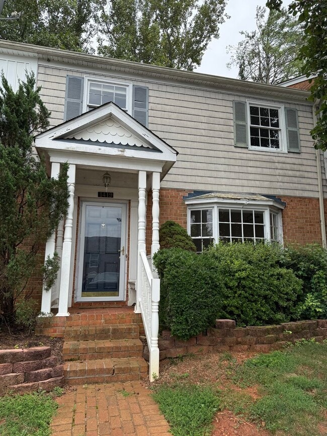 Primary Photo - 3 Bed 1.5 Bath Townhouse Near Peaks View Park