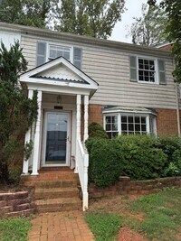 Building Photo - 3 Bed 1.5 Bath Townhouse Near Peaks View Park