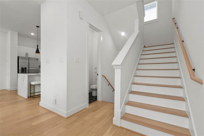 Building Photo - 3013 Nagle St