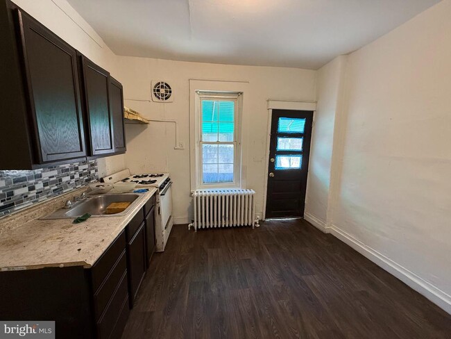 Building Photo - 1504 S Dover St