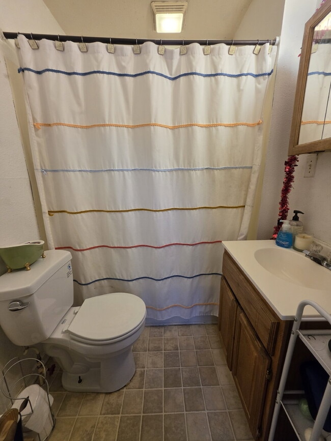 Building Photo - 3 Bedroom, 1 Bathroom with Covered Large Balcony and Off-Street Parking - Available July 1st!