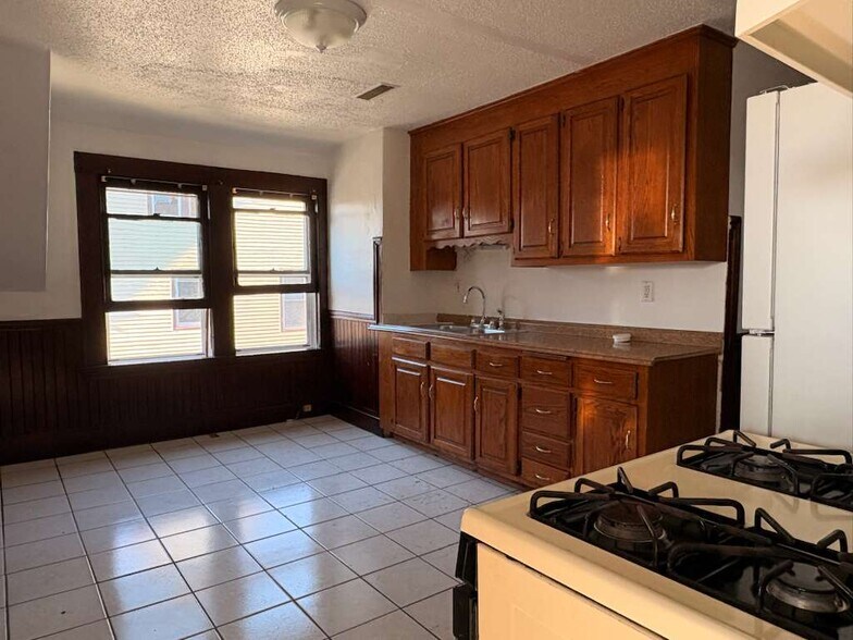 Building Photo - 331 Chestnut St