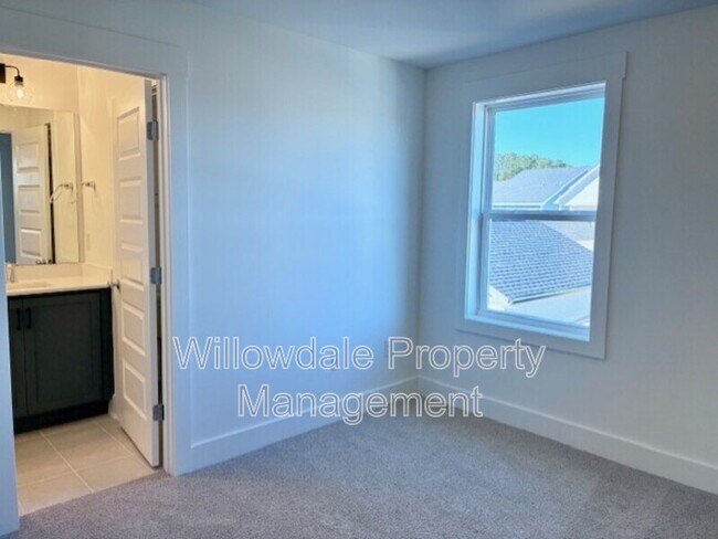 Building Photo - 565 Folk Song Wy