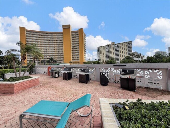 Building Photo - 405 N Ocean Blvd