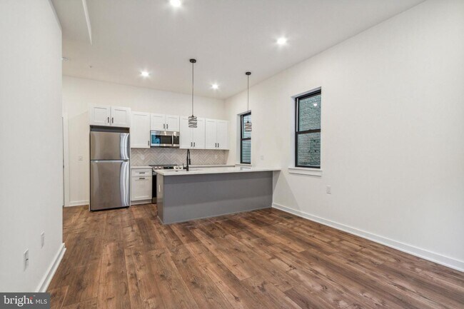 Building Photo - 6211 Woodbine Ave