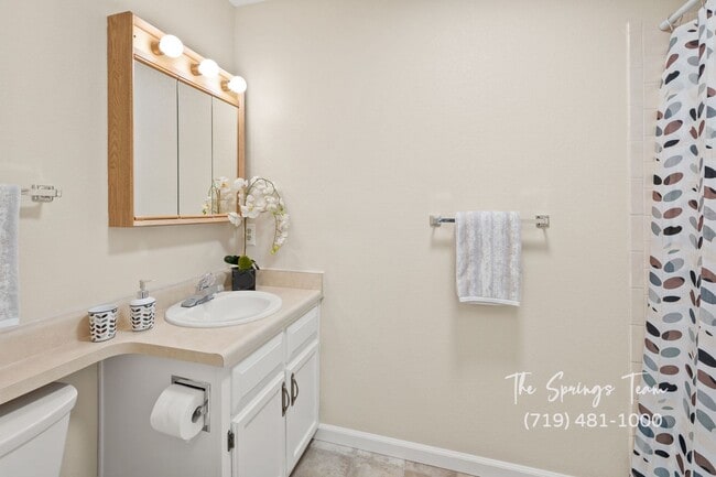 Building Photo - REMODELED SINGLE-LEVEL 2BD TOWNHOME w/ A/C **$500 move-in credit with a 16-month lease start date...